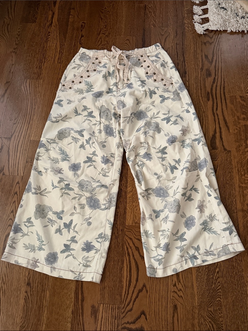 POL  Cream Floral Wide-Leg Pants with blue-Gray floral print medium